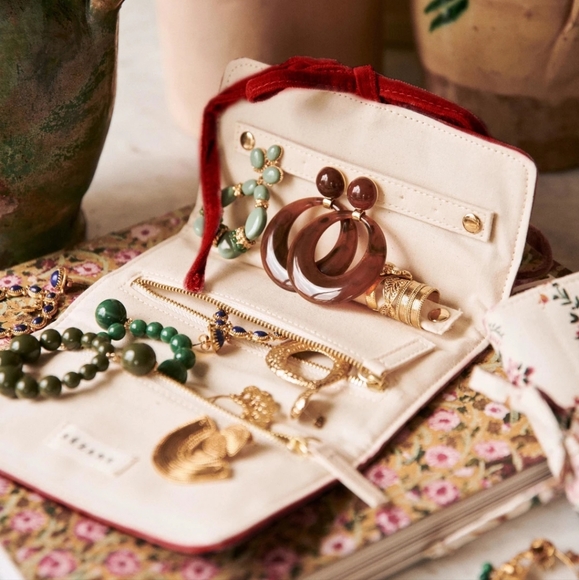 Nwt! Sezane velvet jewelry wrap red - Picture 2 of 10